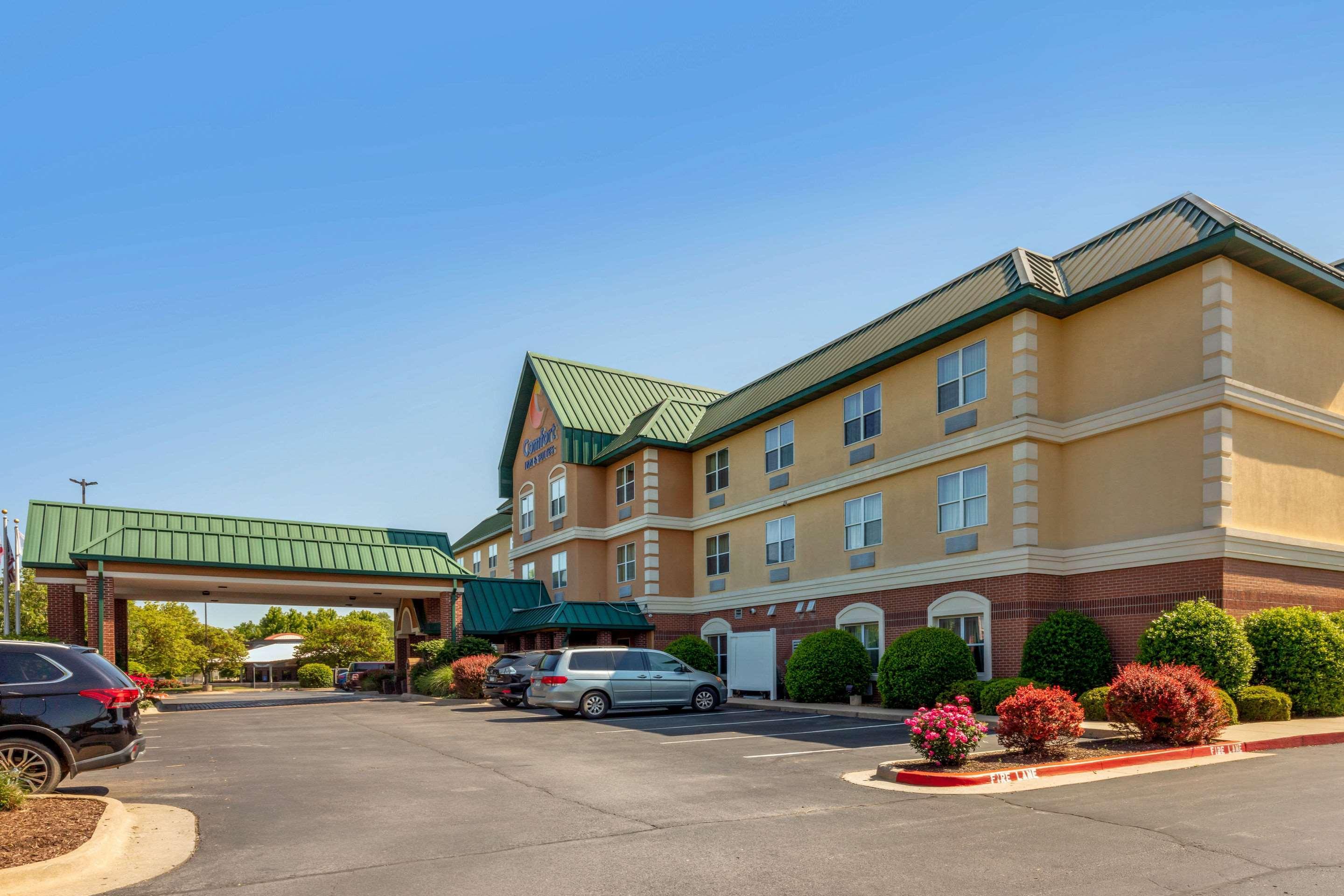 Comfort Inn & Suites Fayetteville-University Area Dış mekan fotoğraf
