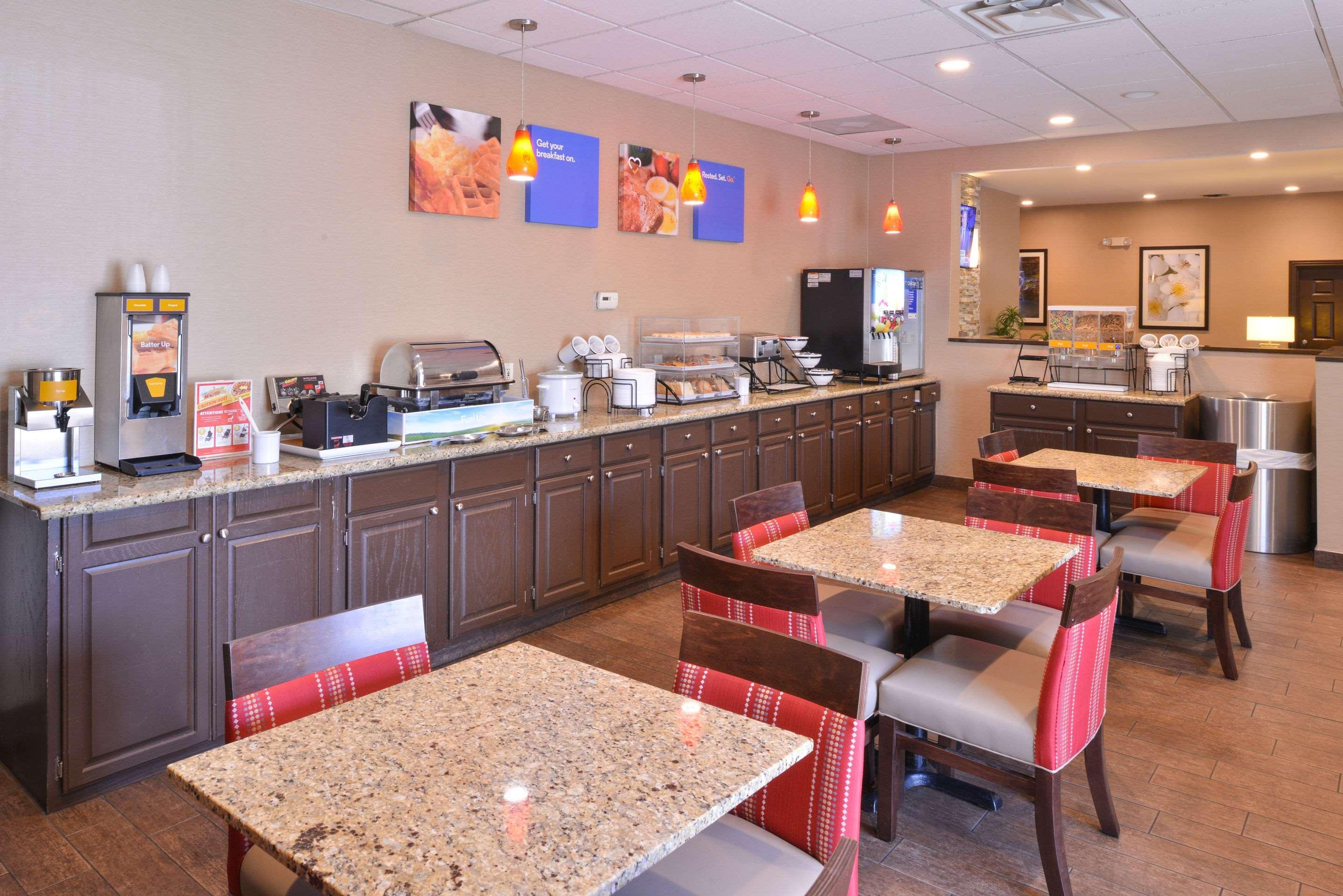 Comfort Inn & Suites Fayetteville-University Area Dış mekan fotoğraf