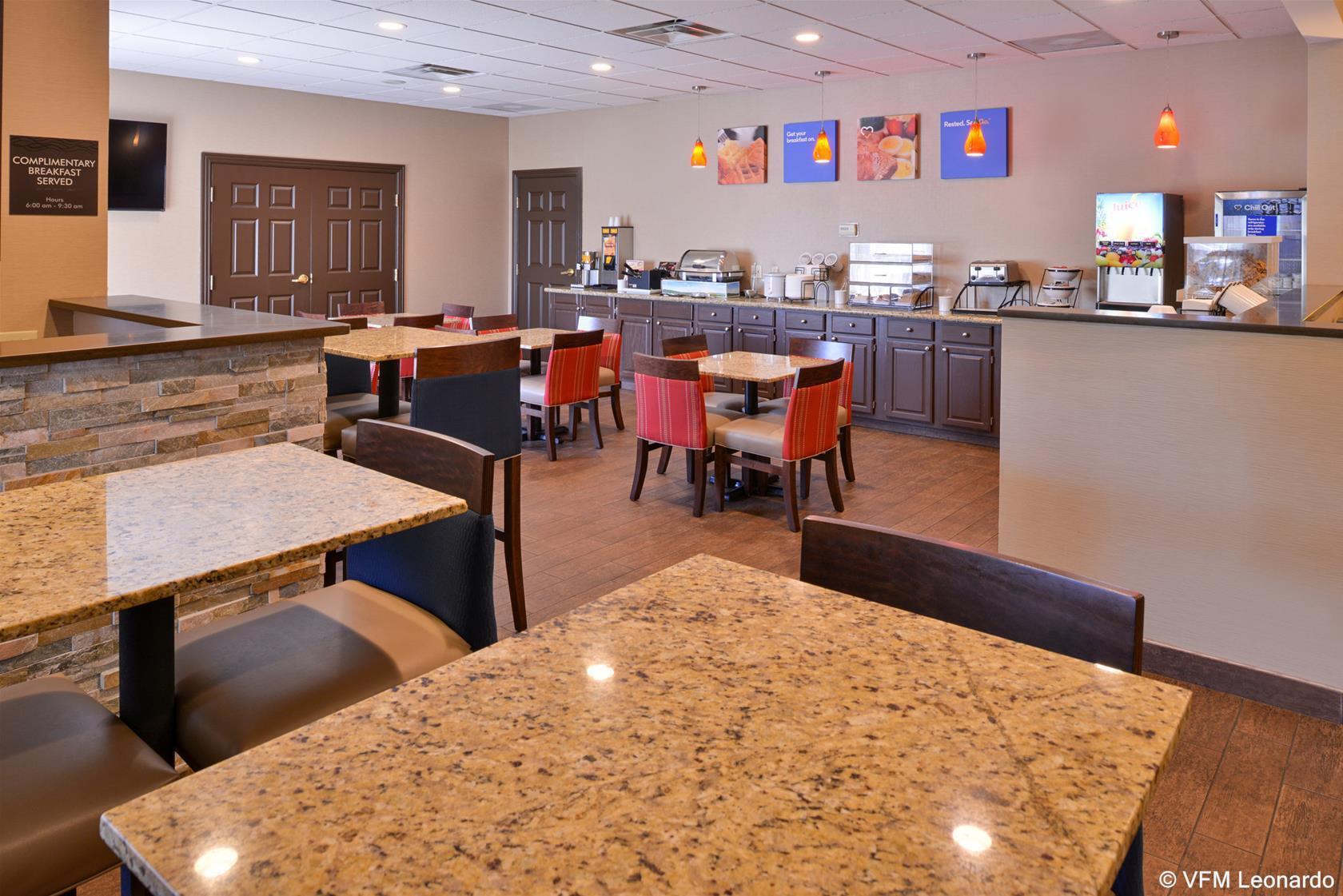 Comfort Inn & Suites Fayetteville-University Area Dış mekan fotoğraf
