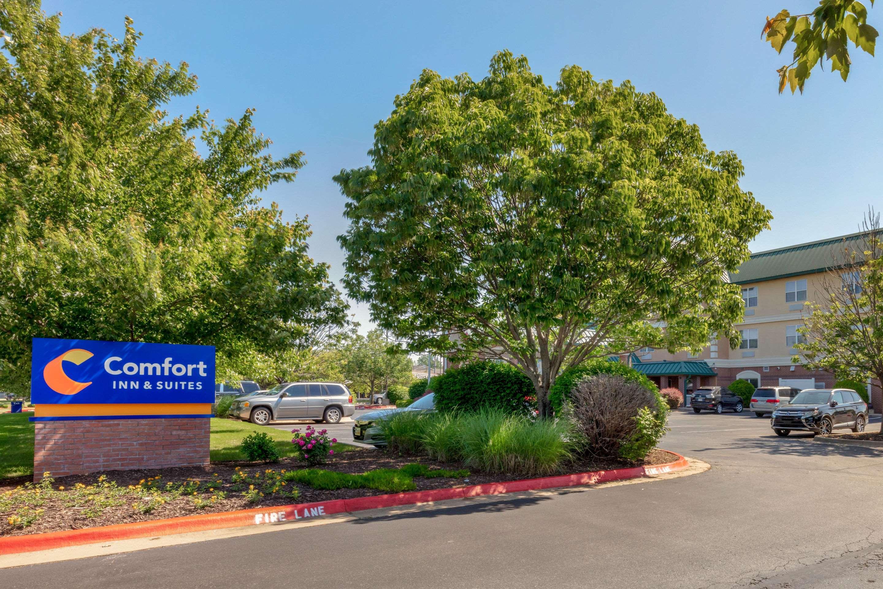 Comfort Inn & Suites Fayetteville-University Area Dış mekan fotoğraf