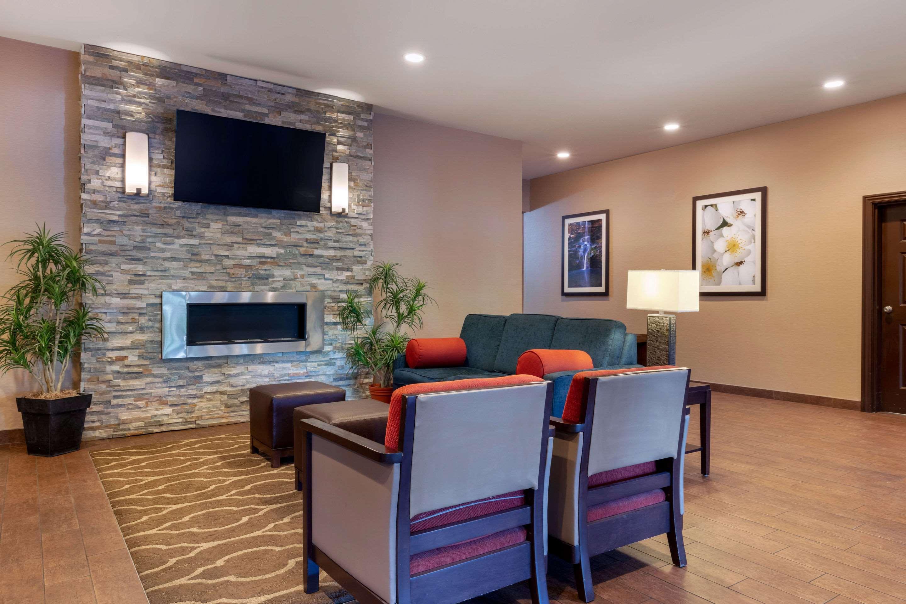 Comfort Inn & Suites Fayetteville-University Area Dış mekan fotoğraf