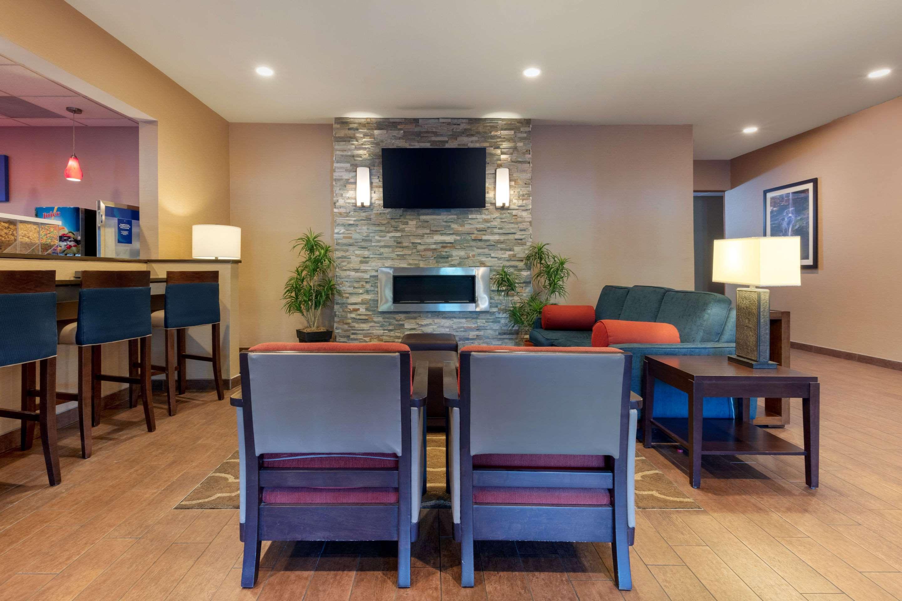 Comfort Inn & Suites Fayetteville-University Area Dış mekan fotoğraf