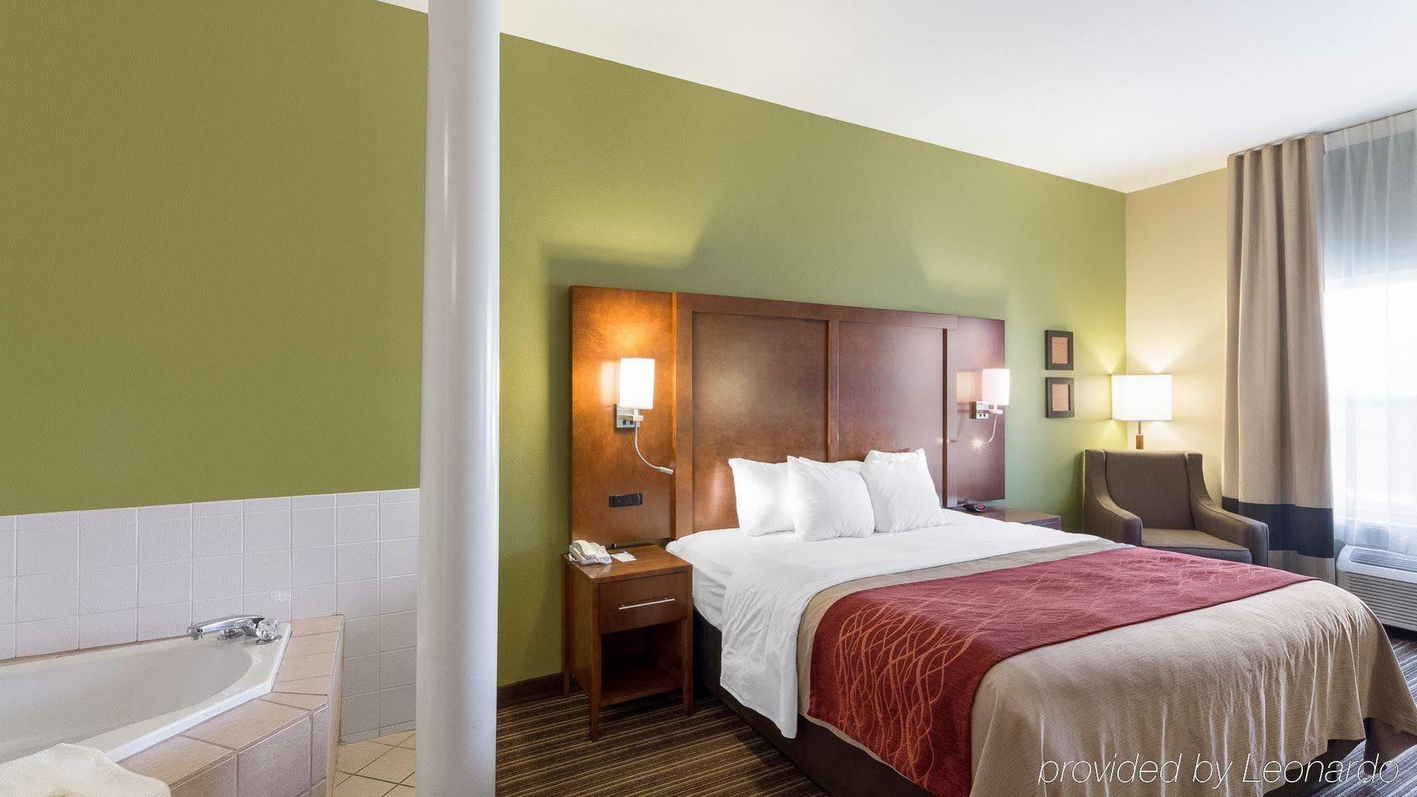 Comfort Inn & Suites Fayetteville-University Area Dış mekan fotoğraf